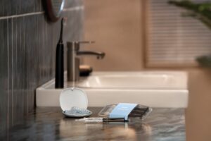 Excent Tandtechniek - Zoom!-Take-Home-Whitening_CP_PIS_8_DIS739_35_Product in Situ NiteWhite bathroom night time_RGB_Uncropped_V0_LR